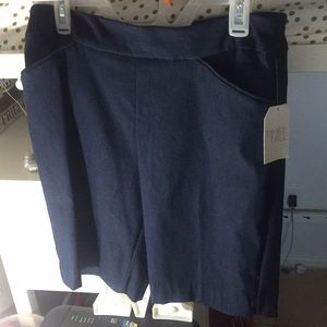 Unisex shorts never worn